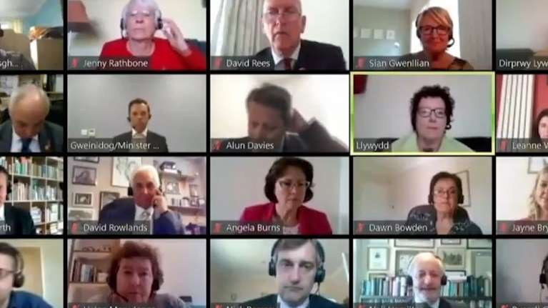 Ουαλία: Τα... &quot;γαλλικά&quot; του υπουργού Υγείας σε τηλεδιάσκεψη - Είχε ξεχάσει ανοιχτό το μικρόφωνο [βίντεο]