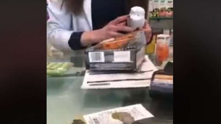 Βίντεο ντροπή: Παριστάνει τον δημοσιογράφο και βρίζει τη φαρμακοποιό