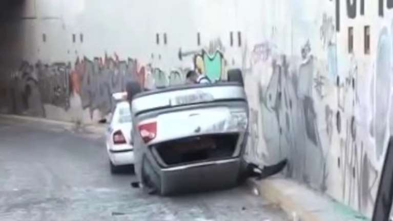 &quot;Άγιο&quot; είχε οδηγός στην Αμφιθέας:  Ανετράπη το αυτοκίνητό του στη γέφυρα