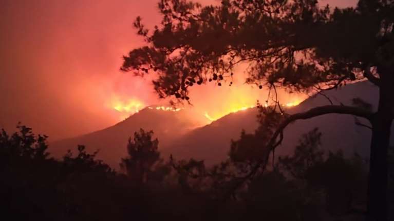 Κύπρος - Πύρινη κόλαση στη Λεμεσό: Καίγονται σπίτια, εκκενώνονται χωριά - Σύλληψη 67χρονου [εικόνες - βίντεο]