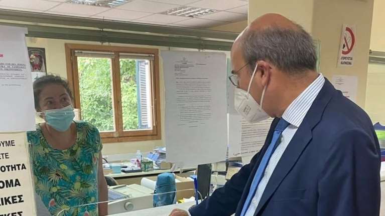 Κέρκυρα: Υπάλληλος του ΕΦΚΑ δεν... αναγνώρισε τον Χατζηδάκη  - "Είμαι ο υπουργός, πιστέψτε με"