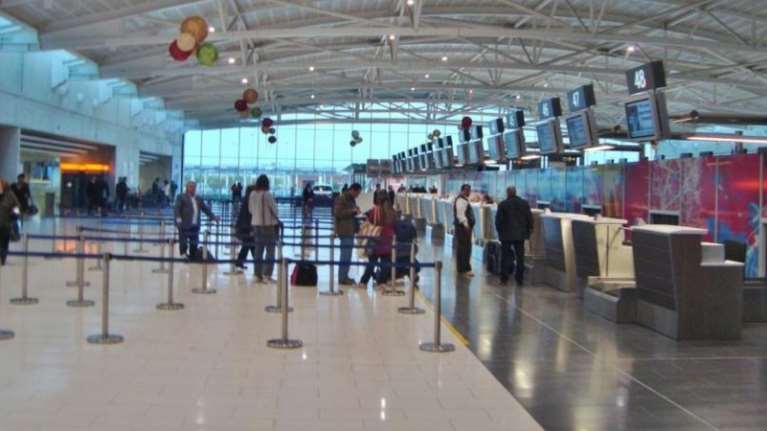 Κύπρος: Ανοίγει ξανά τα αεροδρόμιά της και υποδέχεται τους τουρίστες
