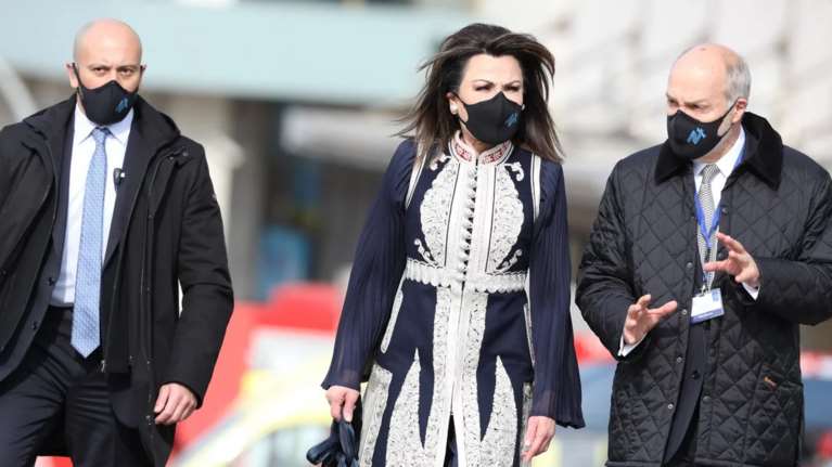 Με εντυπωσιακό ντουλαμά η Γιάννα Αγγελοπούλου στη Μητρόπολη Αθηνών - Ποιος έραψε το παραδοσιακό πανωφόρι [Εικόνες]