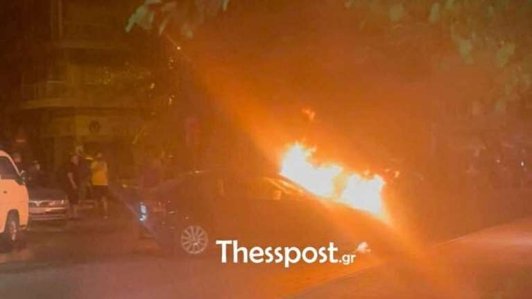 Σοκαριστικό τροχαίο στη Θεσσαλονίκη: ΙΧ καρφώθηκε σε βιτρίνα και τυλίχτηκε στις φλόγες - "Ακούστηκε σαν έκρηξη" [βίντεο]