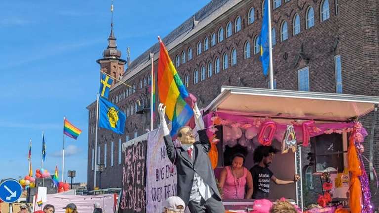 Νέα αντιπαράθεση μεταξύ Σουηδίας και Τουρκίας - Το ομοίωμα του Ερντογάν με τη ΛΟΑΤΚΙ σημαία