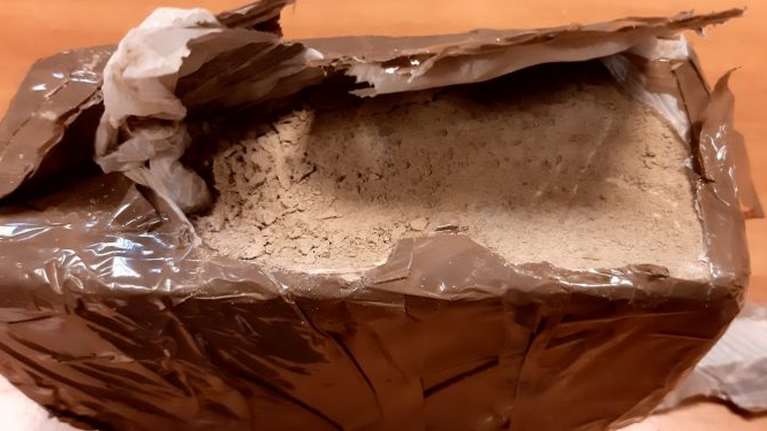 Κρήτη: Απολογείται για το ένα κιλό ηρωίνης σε μορφή... βράχου που είχε θάψει στην παραλία