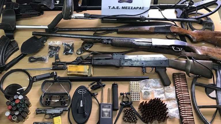 Κρήτη: 59χρονος έκρυβε αρχαία νομίσματα και δαχτυλίδια μέσα σε μαντρί - Δίπλα στο... καλάσνικοφ