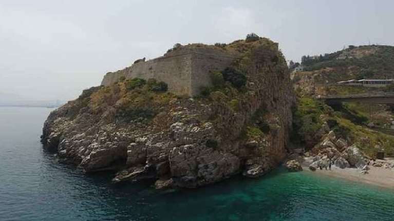 Ηράκλειο: Μάχη για τη ζωή του δίνει τουρίστας - Έκανε βουτιά και έπεσε με το κεφάλι στα βράχια