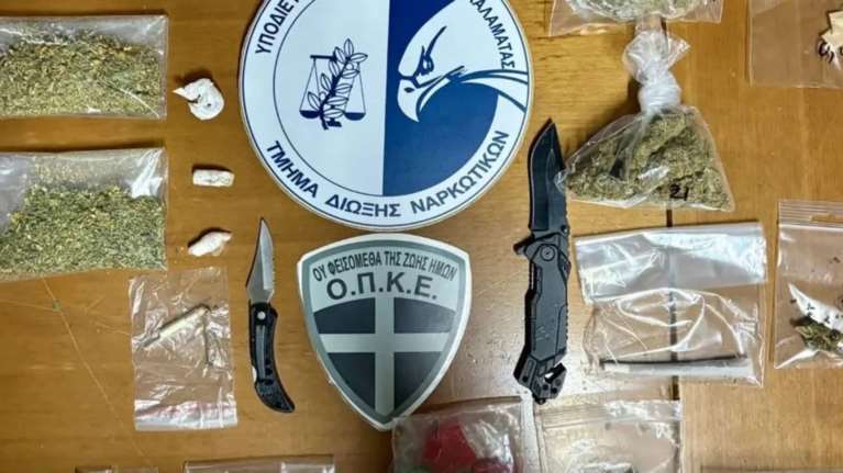 Ναρκωτικά και στιλέτα: Τι κατάσχεσαν οι αστυνομικοί σε παράνομο κάμπινγκ στην Ελαία Μεσσηνίας