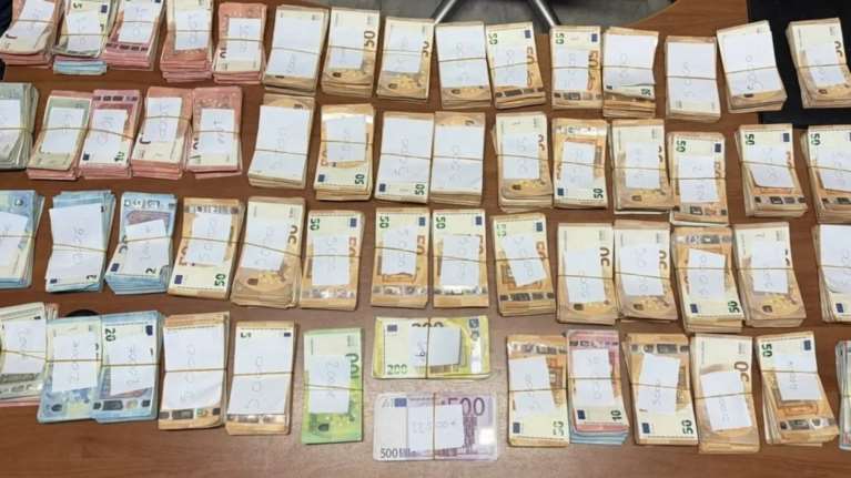 Έκρυβε 237.435 ευρώ σε σακούλες σκουπιδιών – Συνελήφθη καταστηματάρχης με λαθραία ηλεκτρονικά τσιγάρα [εικόνες]