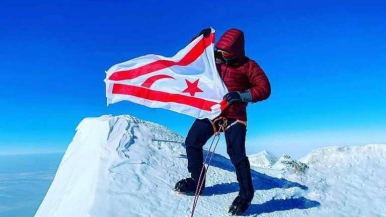 Νεκρός από χιονοστιβάδα Τουρκοκύπριος που έβαλε τη σημαία του ψευδοκράτους στην Ανταρκτική [εικόνες]
