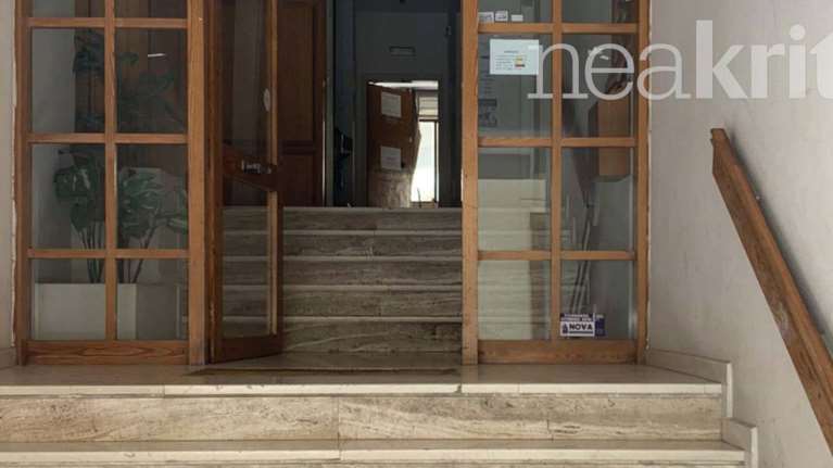 Ηράκλειο: Ξεσήκωσε τα δικαστήρια ο μητροκτόνος- Δεν μπορούσαν να τον συγκρατήσουν οι αστυνομικοί