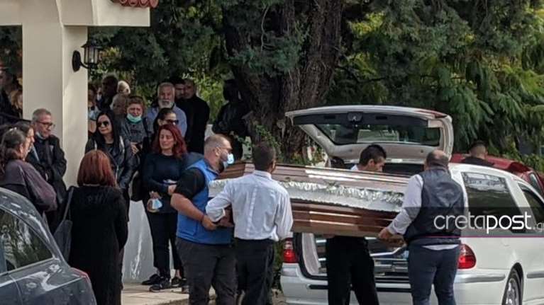 Γυναικοκτονία - Ιεράπετρα: Θρήνος και ανείπωτος πόνος - Το &quot;τελευταίο αντίο&quot; στην αδικοχαμένη Νεκταρία [Εικόνες]