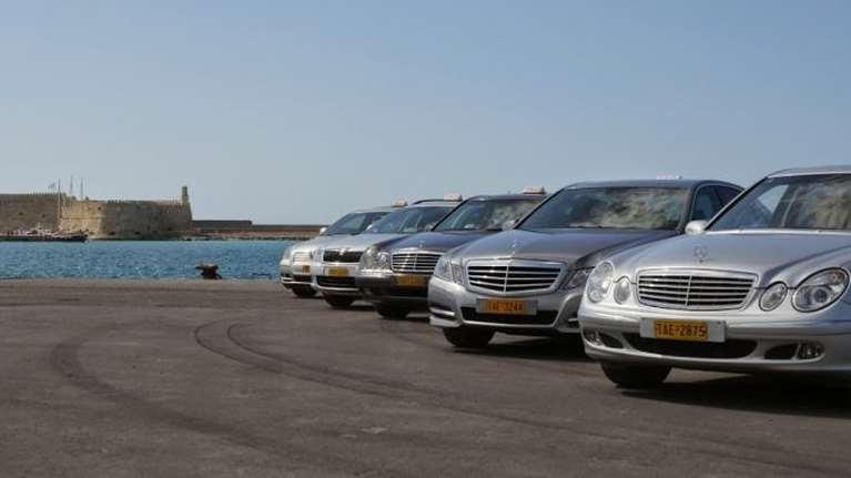 Κρήτη: Ταξιτζής πέταξε έξω μητέρα και παιδιά για να πάρει κούρσα με τουρίστες