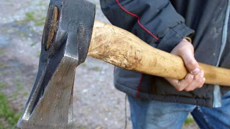 Σοκ στην Πέλλα: 70χρονος προσπαθησε να σκοτώσει τον γιο του με τσεκούρι