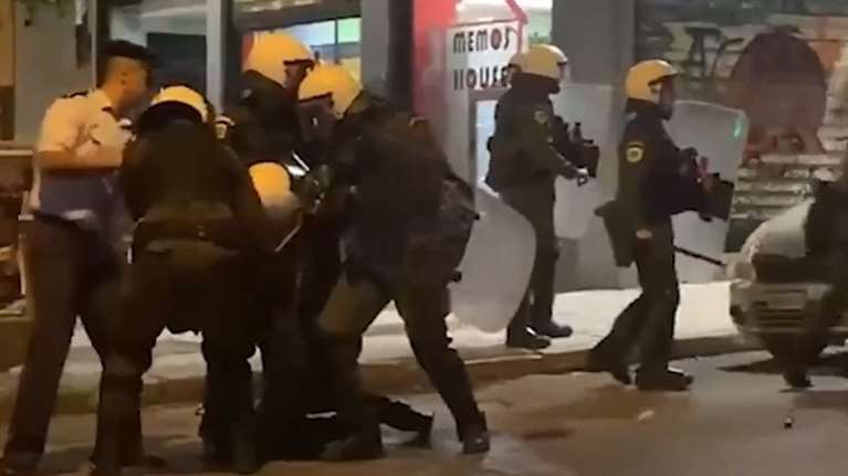 Επεισόδια στα Εξάρχεια: Στο νοσοκομείο αστυνομικός - Δέχθηκε μάρμαρο στο πρόσωπο με σφεντόνα [βίντεο]