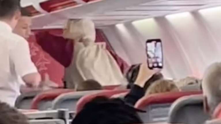 Χαμός σε πτήση Μάντσεστερ - Ρόδος: Ηλικιωμένη χαστούκισε αεροσυνοδό επειδή της πήρε το ποτό [Βίντεο]