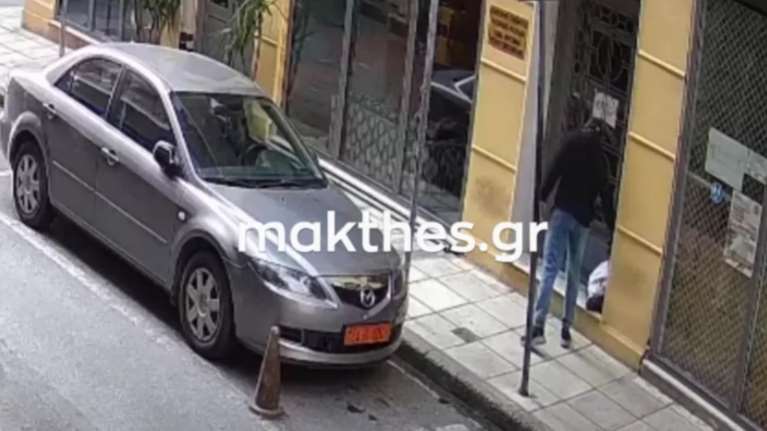 Θεσσαλονίκη: Ντοκουμέντο από τη στιγμή που ο μαυροντυμένος άντρας αφήνει τη σακούλα στο ρωσικό προξενείο