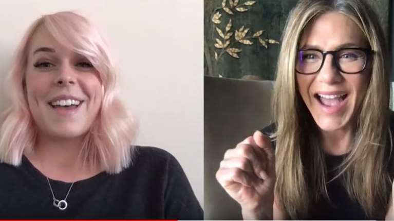 Τζένιφερ Άνιστον: Η ευγνωμοσύνη και το δώρο των 10.000 δολαρίων σε ηρωίδα νοσοκόμα [Βίντεο]