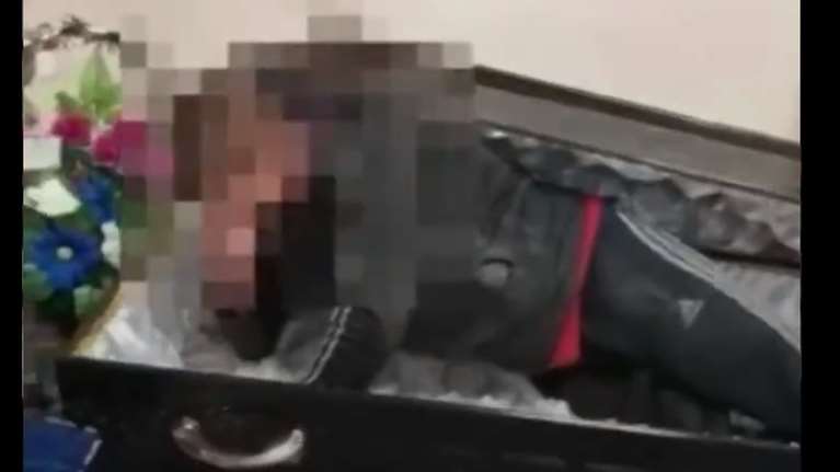 Ρωσία: Μεθυσμένος 19χρονος κοιμήθηκε σε... φέρετρο -  Τον ξύπνησαν αστυνομικοί