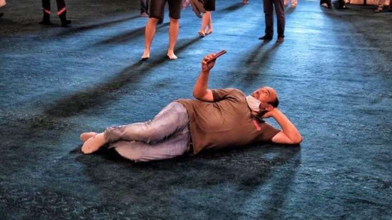 Αγιά Σοφιά: Εικόνες ντροπής - Ξάπλωσε στο χαλί για να βγάλει σέλφι [Βίντεο]