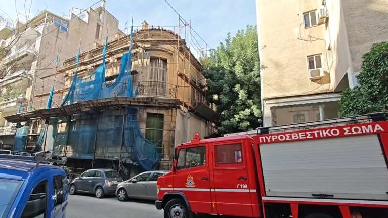 Φωτιά σε εγκαταλελειμμένο κτίριο στα Εξάρχεια - Έκλεισε για λίγο η Ιπποκράτους [βίντεο]