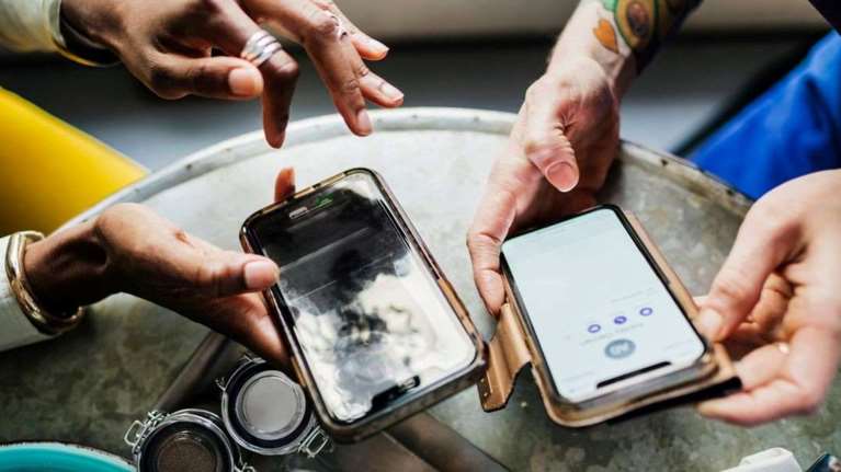 Από το πορτοφόλι στο κινητό: Ψηφιακά πλέον η ταυτότητα και το δίπλωμα οδήγησης