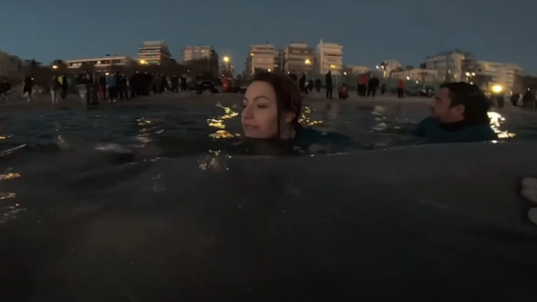 Τάνια Δράκου: Ποια είναι η εθελόντρια που τραγούδησε στη φάλαινα και συγκίνησε την Ελλάδα [Εικόνες - Βίντεο]