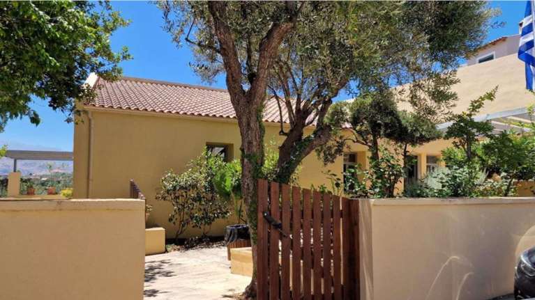 100 χρόνια από τη γέννηση του Μίκη Θεοδωράκη: Νεώτερο μνημείο το πατρικό του στον Γαλατά Χανίων [εικόνες]