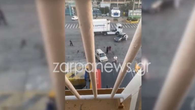 Άργησε, κρεμάστηκε από τον καταπέλτη αλλά έπεσε και έχασε τελικά το πλοίο: Απίστευτο σκηνικό στον Πειραιά [βίντεο]