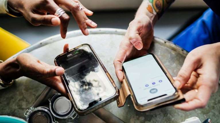 To τρικ για να αλλάζεις τα μηνύματα στο WhatsApp