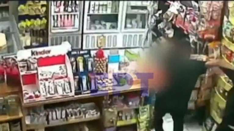 Χολαργός: 58χρονη ιδιοκτήτρια μίνι μάρκετ πάλεψε με ληστή και τον κυνήγησε - Βίντεο ντοκουμέντο