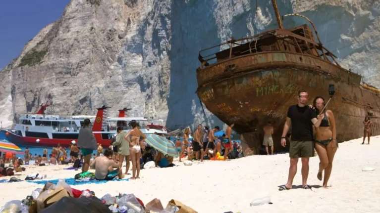 Ζάκυνθος: Φωτογραφία με σωρό από σκουπίδια στο διάσημο Ναυάγιο - Τη δημοσίευσε περιβαλλοντολόγος