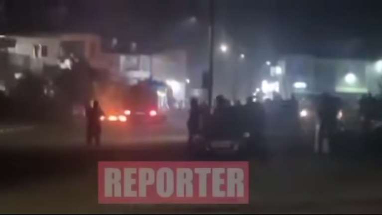 Δεύτερη νύχτα ταραχών στην Κύπρο με 21 συλλήψεις – Συγκρούσεις Ελληνοκυπρίων με Σύρους μετανάστες [βίντεο]