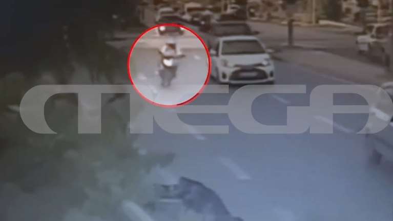 Ηράκλειο: Η στιγμή που η μηχανή πέφτει πάνω σε στάση λεωφορείου, τραυματίζοντας τέσσερα άτομα - Οδηγούσε χωρίς δίπλωμα