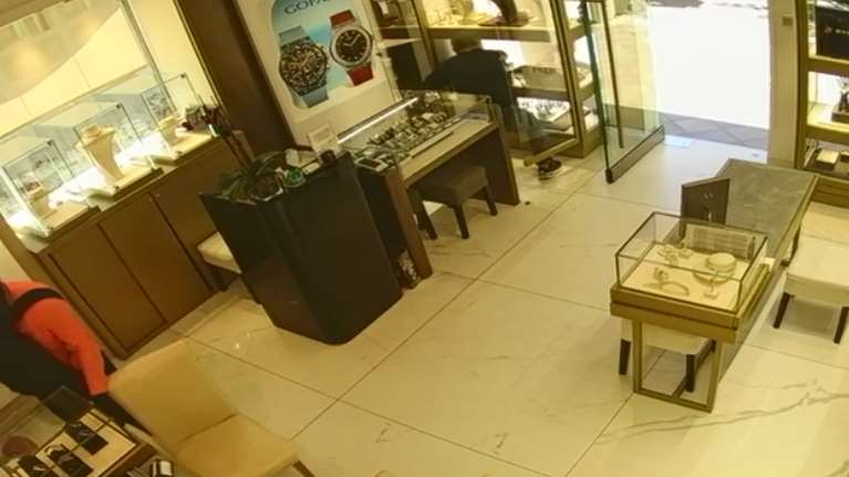 Χαλκιδική: Βίντεο-ντοκουμέντο από τη ληστεία σε κοσμηματοπωλείο -Πώς οι "Ροζ Πάνθηρες" άρπαξαν κοσμήματα αξίας 580.000 ευρώ