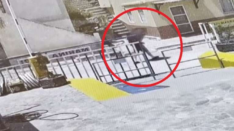 Σύμη: Νέο βίντεο ντοκουμέντο με τον Βρετανό παρουσιαστή - &quot;Δεν χάνουμε την ελπίδα μας&quot;, λέει η γυναίκα του