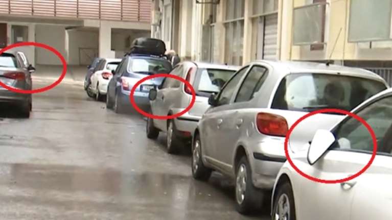 Τρελή πορεία φορτηγού στον Νέο Κόσμο: Παρέσυρε 11 οχήματα και ξήλωνε καθρέπτες στη σειρά [βίντεο]