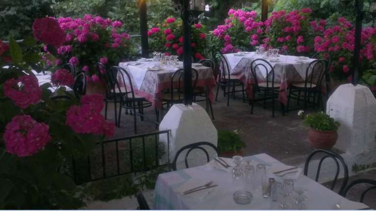 #με_τον_ταβερνιαρη: Κύμα συμπαράστασης στο twitter για ιδιοκτήτη ταβέρνας που στοχοποιήθηκε από ανεμβολίαστους