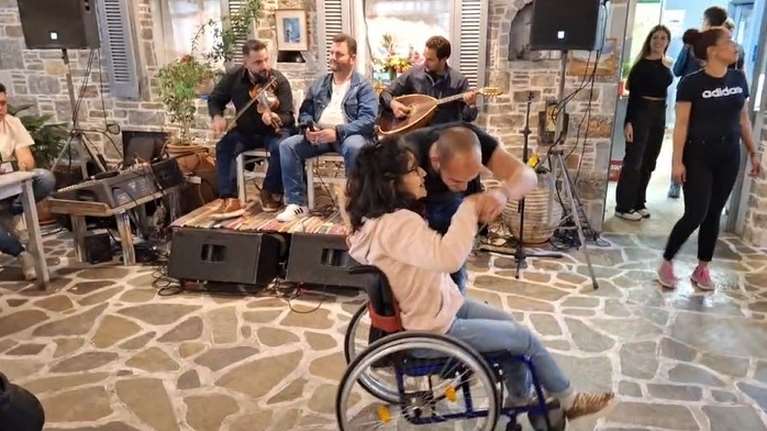 Αμοργός - Συγκινητικό βίντεο: Χορεύει μπάλο με το αναπηρικό της αμαξίδιο και παραδίδει μαθήματα ζωής