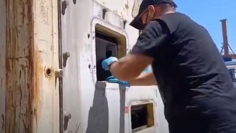 Πειραιάς: Η στιγμή που αστυνομικοί εντοπίζουν 17,5 κιλά κοκαΐνης σε εμπορευματοκιβώτιο από το Εκουαδόρ