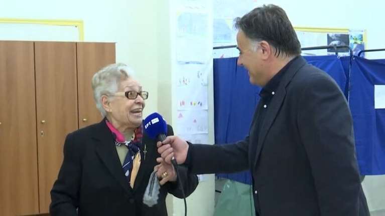 Εκλογές - &quot;Ελπίζω να είναι η τελευταία φορά που ψηφίζω&quot;: Η απίθανη δήλωση γιαγιάς  [βίντεο]