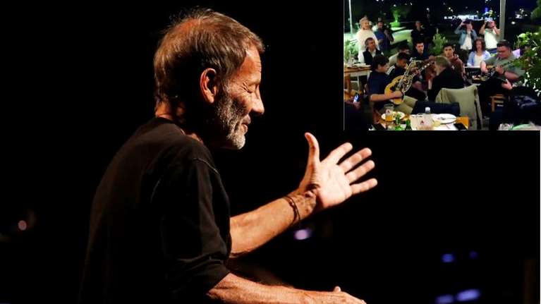 Τεράστιος Σταύρος Ξαρχάκος: Διευθύνει μοναδικά πιτσιρίκια με μπουζούκια  σε ταβέρνα στη Σύρο [Βίντεο]