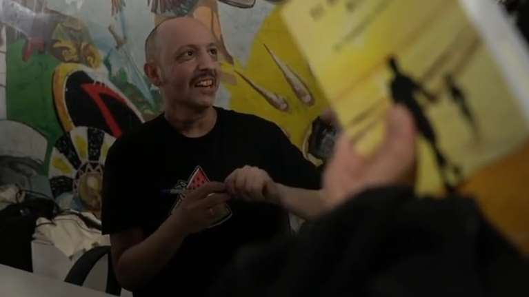 &quot;Η ζωή σου αξίζει&quot;: Καρκινοπαθής δάσκαλος έγραψε 24 γράμματα στον 7χρονο γιο του - &quot;Θέλω να είμαι πάντα κοντά του&quot; [βίντεο]