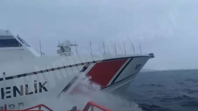 Νέα πρόκληση στα Ίμια: Τουρκική ακταιωρός παρενοχλεί ελληνικό αλιευτικό με επικίνδυνους ελιγμούς [Βίντεο]