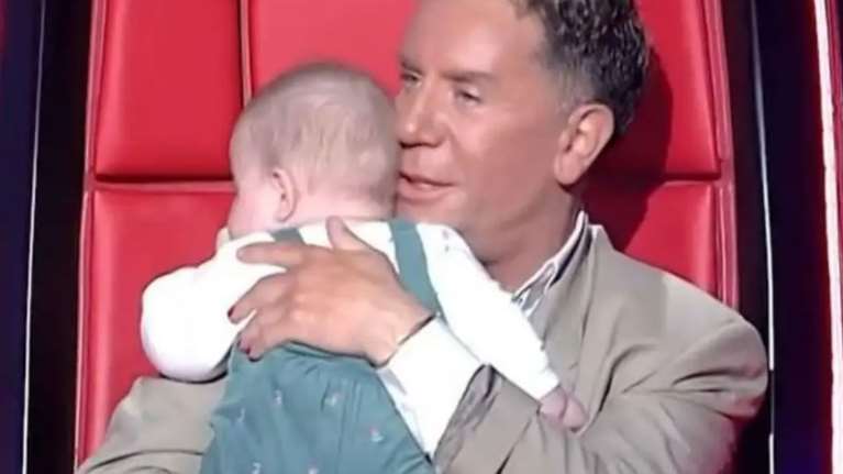 The Voice: Η τρυφερή στιγμή που ο Μαζωνάκης πήρε στην αγκαλιά του μωρό και το τάισε [βίντεο]