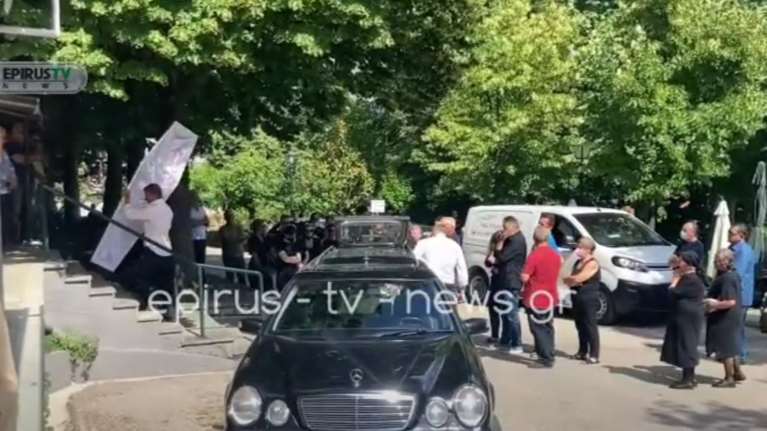 Θρήνος στη Χρυσοβίτσα για τον 16χρονο Παύλο που πνίγηκε στη λίμνη Αώου - Σπαρακτικό το τελευταίο &quot;αντίο&quot; [Εικόνες - Βίντεο]