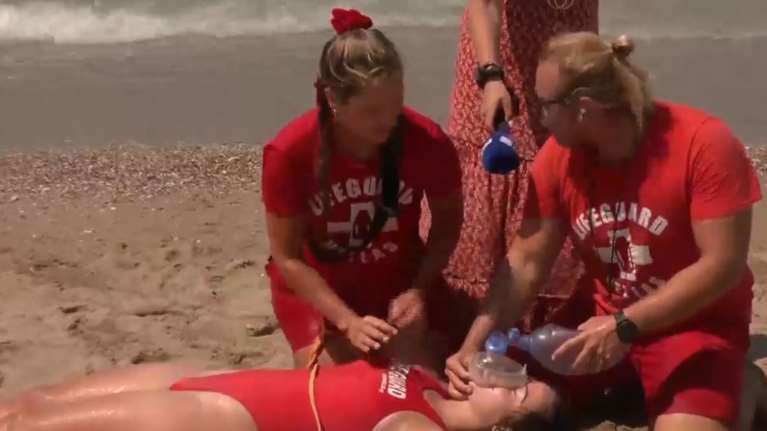 Τι κάνουμε σε περίπτωση πνιγμού: Επίδειξη πρώτων βοηθειών από εκπαιδευμένο ναυαγοσώστη [βίντεο]