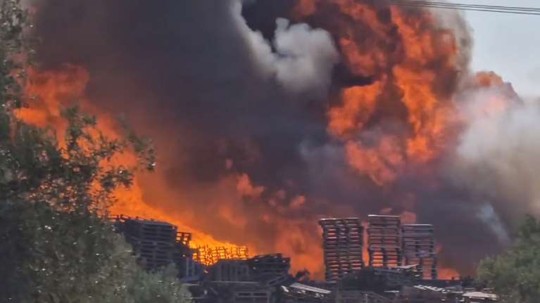 Φωτιά στον Ασπρόπυργο: Φούντωσε επικίνδυνα αποθήκη με ξύλα - Μήνυμα 112 στους κατοίκους να κλείσουν πόρτες, παράθυρα