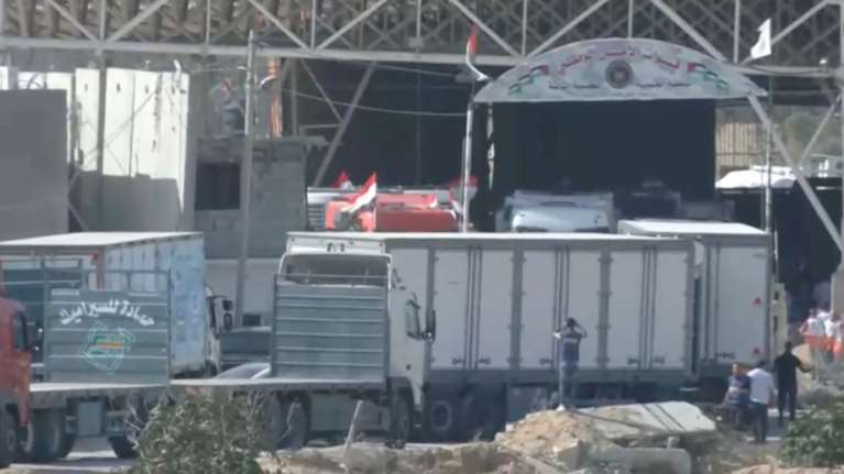 Ανοιξε το πέρασμα της Ράφα: Αρχισε η μεταφορά ανθρωπιστικής βοήθειας προς τη Λωρίδα της Γάζας [βίντεο]